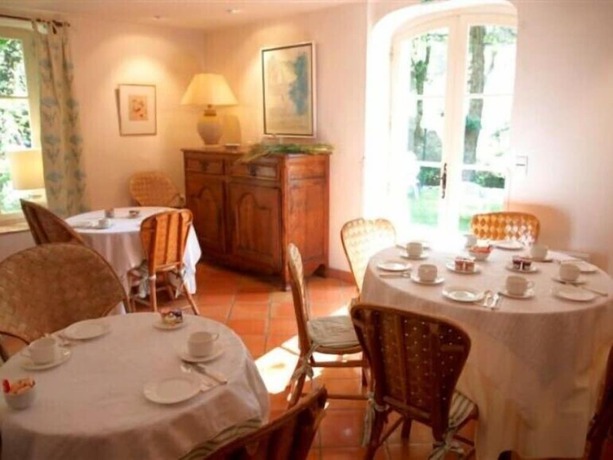 Imagen del bar/restaurante del Hotel H&ocirc;tel Le Moulin de la Beune. Foto 6