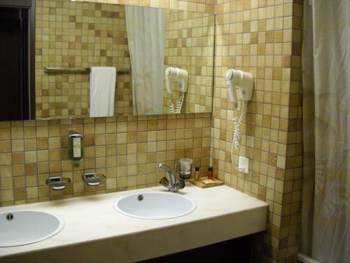 Imagen de la habitación del Hotel H&ocirc;tel Le National, Del&eacute;mont. Foto 5