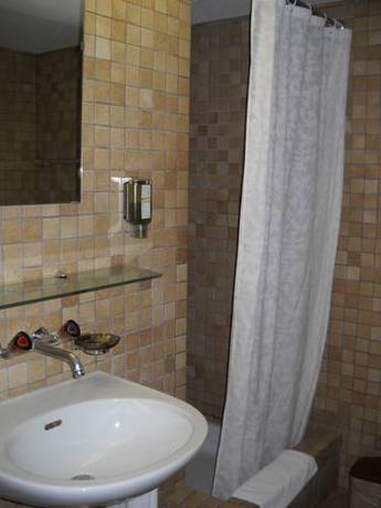 Imagen de la habitación del Hotel H&ocirc;tel Le National, Del&eacute;mont. Foto 9