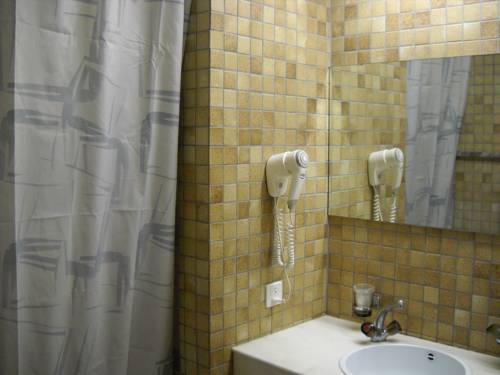 Imagen de la habitación del Hotel H&ocirc;tel Le National, Del&eacute;mont. Foto 15
