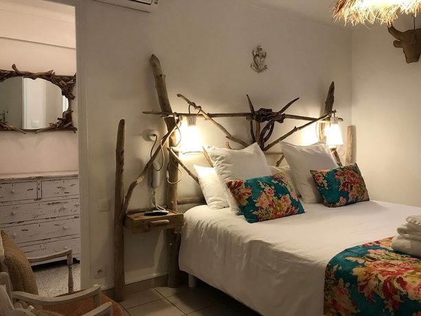 Imagen de la habitación del Hotel H&ocirc;tel Le Neptune en Camargue. Foto 5