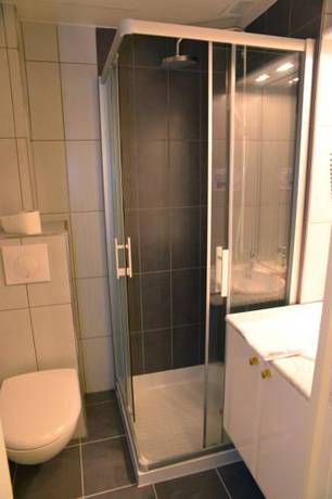 Imagen de la habitación del Hotel H&ocirc;tel Le Square, AURILLAC. Foto 4