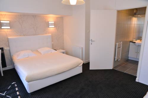 Imagen de la habitación del Hotel H&ocirc;tel Le Square, AURILLAC. Foto 7