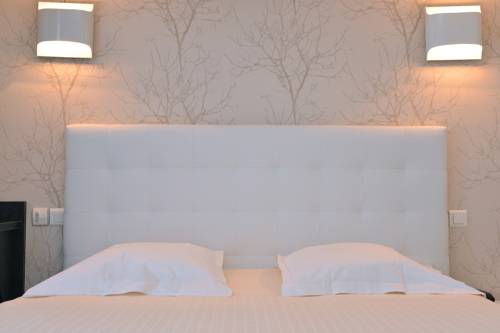 Imagen de la habitación del Hotel H&ocirc;tel Le Square, AURILLAC. Foto 9