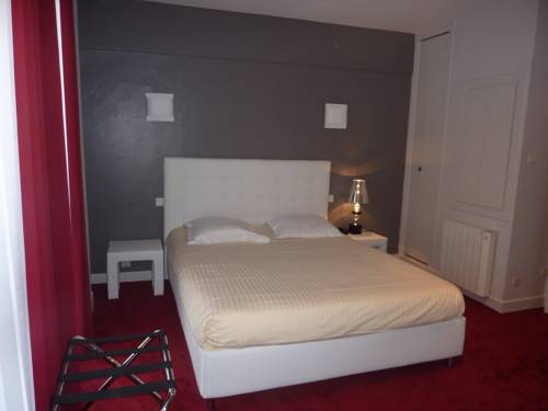 Imagen de la habitación del Hotel H&ocirc;tel Le Square, AURILLAC. Foto 12