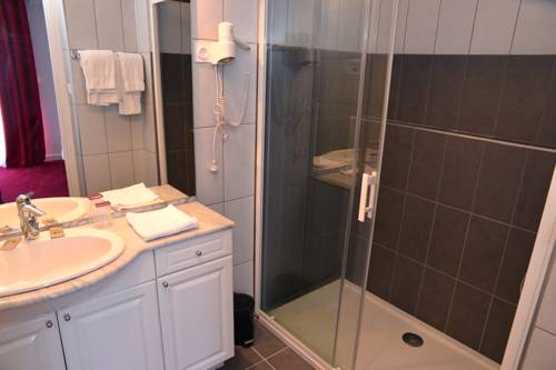 Imagen de la habitación del Hotel H&ocirc;tel Le Square, AURILLAC. Foto 15