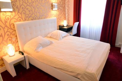 Imagen de la habitación del Hotel H&ocirc;tel Le Square, AURILLAC. Foto 16