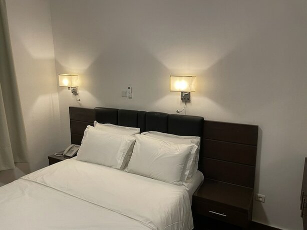 Imagen de la habitación del Hotel H&ocirc;tel Les Arcades, Abomey-Calavi. Foto 15