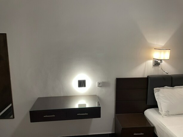 Imagen general del Hotel H&ocirc;tel Les Arcades, Abomey-Calavi. Foto 5