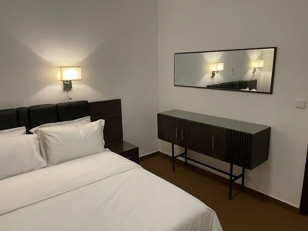 Imagen de la habitación del Hotel H&ocirc;tel Les Arcades, Abomey-Calavi. Foto 16