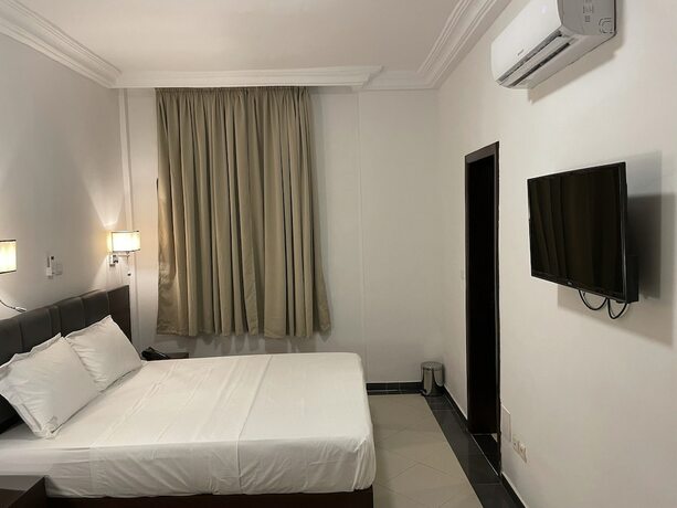 Imagen general del Hotel H&ocirc;tel Les Arcades, Abomey-Calavi. Foto 7