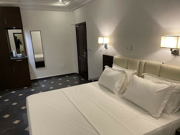 Imagen de la habitación del Hotel H&ocirc;tel Les Arcades, Abomey-Calavi. Foto 17