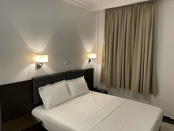 Imagen de la habitación del Hotel H&ocirc;tel Les Arcades, Abomey-Calavi. Foto 20