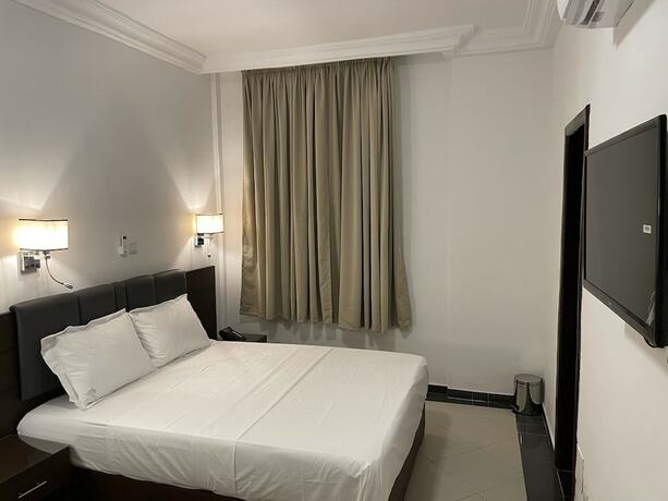 Imagen general del Hotel H&ocirc;tel Les Arcades, Abomey-Calavi. Foto 11