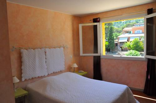 Imagen de la habitación del Hotel H&ocirc;tel Les Calanques, Les Issambres. Foto 16