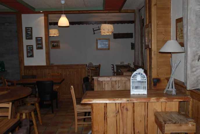 Imagen del bar/restaurante del Hotel H&ocirc;tel Les Carrettes. Foto 7