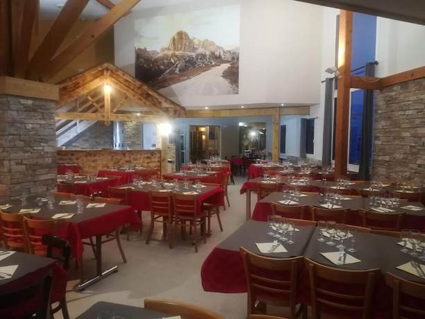Imagen del bar/restaurante del Hotel H&ocirc;tel Les Ecrins. Foto 4