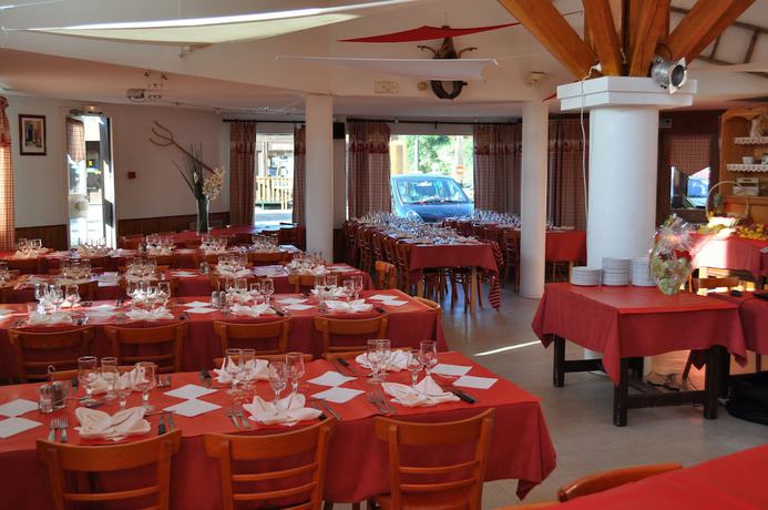 Imagen del bar/restaurante del Hotel H&ocirc;tel Les Ecrins. Foto 5