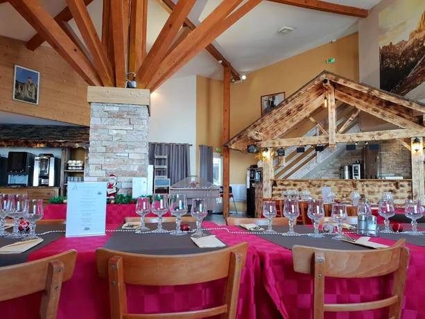 Imagen del bar/restaurante del Hotel H&ocirc;tel Les Ecrins. Foto 7