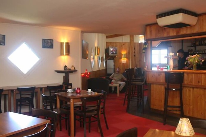 Imagen del bar/restaurante del Hotel H&ocirc;tel Les Ecrins. Foto 8