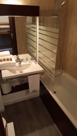 Imagen de la habitación del Hotel H&ocirc;tel Les Ecrins. Foto 12