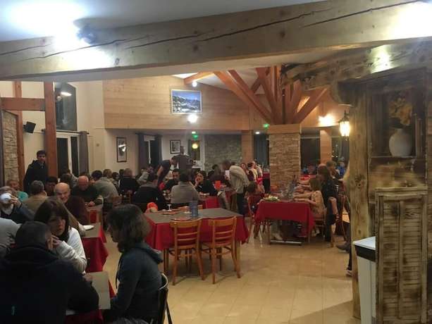Imagen del bar/restaurante del Hotel H&ocirc;tel Les Ecrins. Foto 9