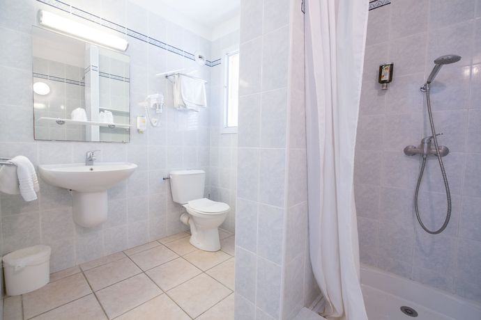 Imagen de la habitación del Hotel H&ocirc;tel Les Galets, Saint Florent. Foto 9