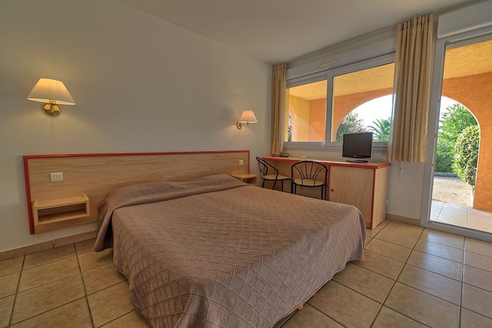 Imagen de la habitación del Hotel H&ocirc;tel Les Galets, Saint Florent. Foto 10