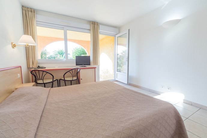 Imagen de la habitación del Hotel H&ocirc;tel Les Galets, Saint Florent. Foto 11
