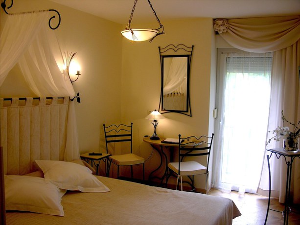 Imagen de la habitación del Hotel H&ocirc;tel Les Norias. Foto 5