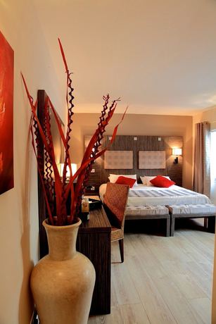Imagen de la habitación del Hotel H&ocirc;tel Les Olivades. Foto 6