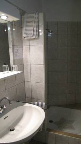 Imagen de la habitación del Hotel H&ocirc;tel Les Orangers. Foto 7