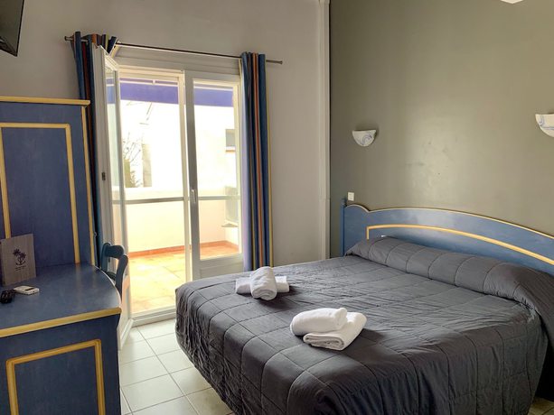 Imagen de la habitación del Hotel Hôtel Les Palmiers en Camargue. Foto 7