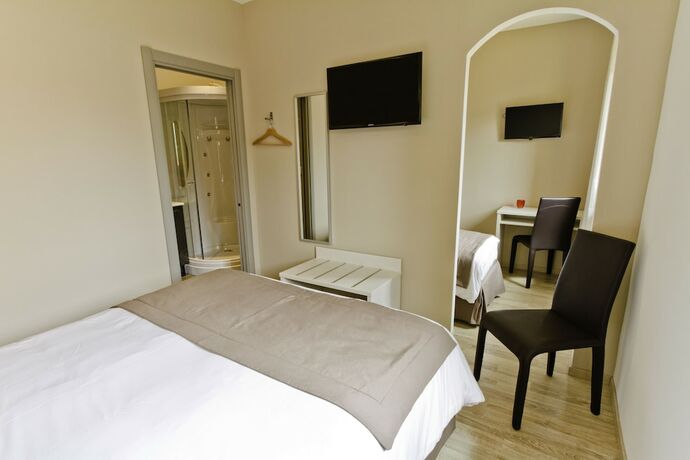 Imagen de la habitación del Hotel H&ocirc;tel Les Petits Oreillers. Foto 9
