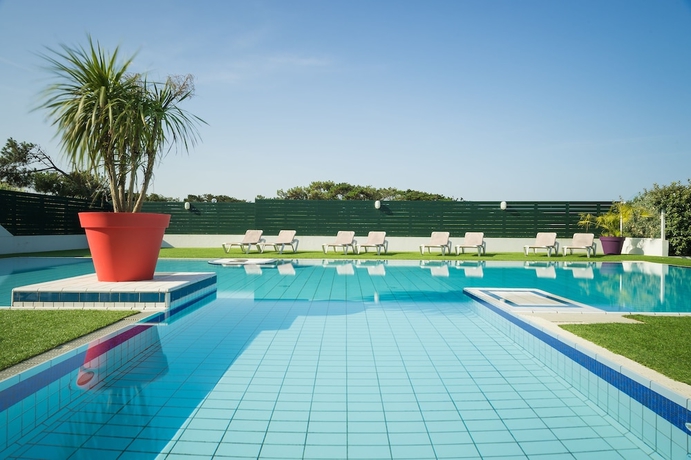 Imagen de la piscina del Hotel H&ocirc;tel Les Terrasses D'atlanthal. Foto 19