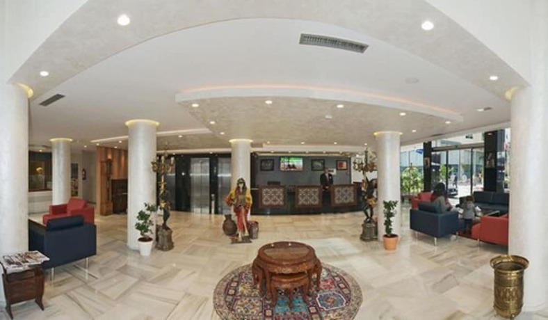 Imagen de los interiores del Hotel H&ocirc;tel L'escale F&egrave;s. Foto 20
