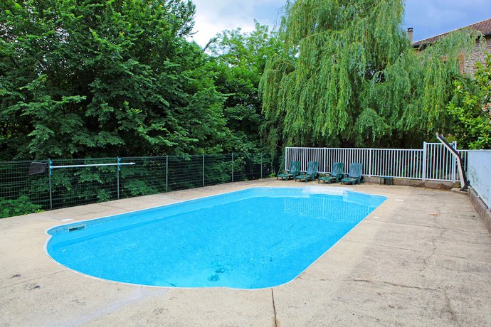 Imagen de la piscina del Hotel H&ocirc;tel Lou Cante Perdrix. Foto 16