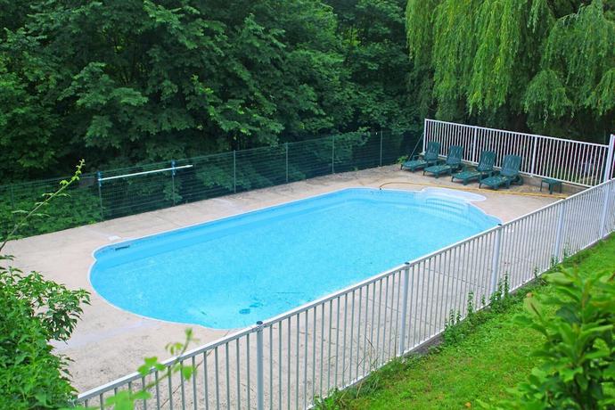 Imagen de la piscina del Hotel H&ocirc;tel Lou Cante Perdrix. Foto 18