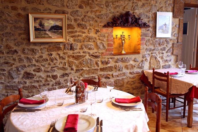 Imagen del bar/restaurante del Hotel H&ocirc;tel Lou Cante Perdrix. Foto 5