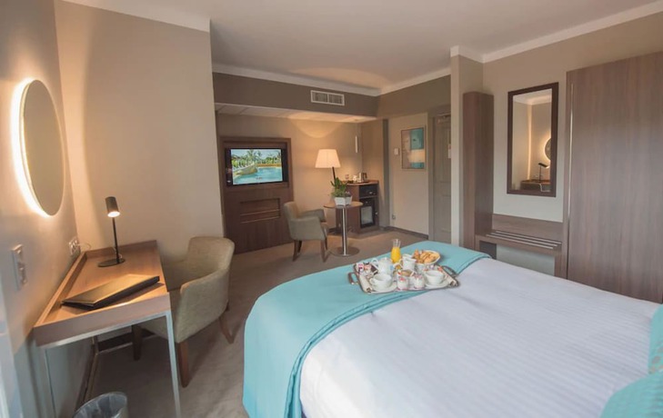 Imagen de la habitación del Hotel H&ocirc;tel Lou Castelet. Foto 12