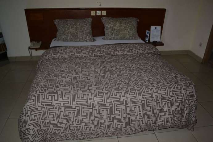 Imagen de la habitación del Hotel H&ocirc;tel Lumi&egrave;re D\'Akwa. Foto 3
