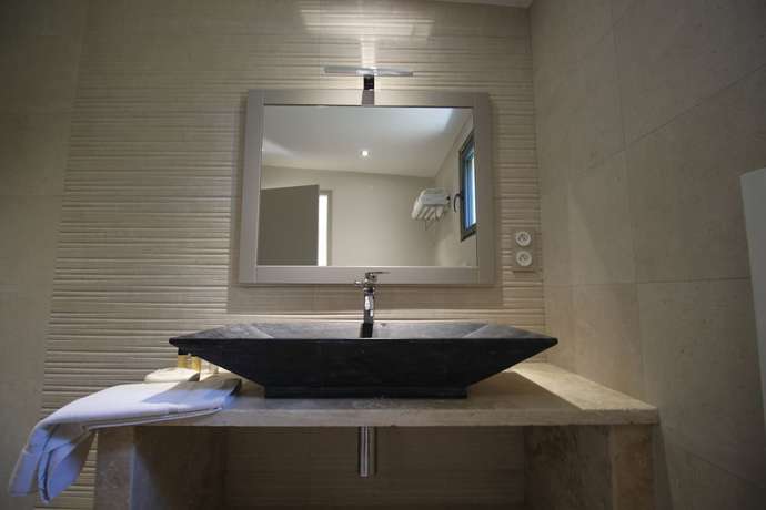 Imagen de la habitación del Hotel H&ocirc;tel Mas des Barres. Foto 7
