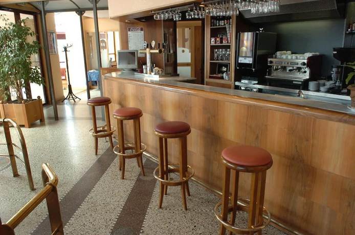 Imagen del bar/restaurante del Hotel H&ocirc;tel Moderne, ARRAS. Foto 9