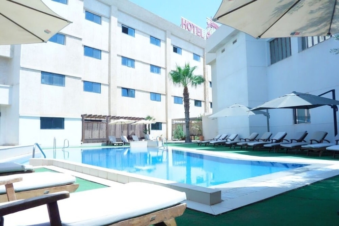 Imagen de la piscina del Hotel H&ocirc;tel Phoenix, Or&aacute;n. Foto 15