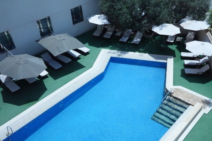 Imagen de la piscina del Hotel H&ocirc;tel Phoenix, Or&aacute;n. Foto 16