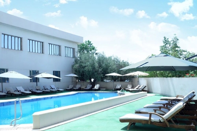 Imagen de la piscina del Hotel H&ocirc;tel Phoenix, Or&aacute;n. Foto 17