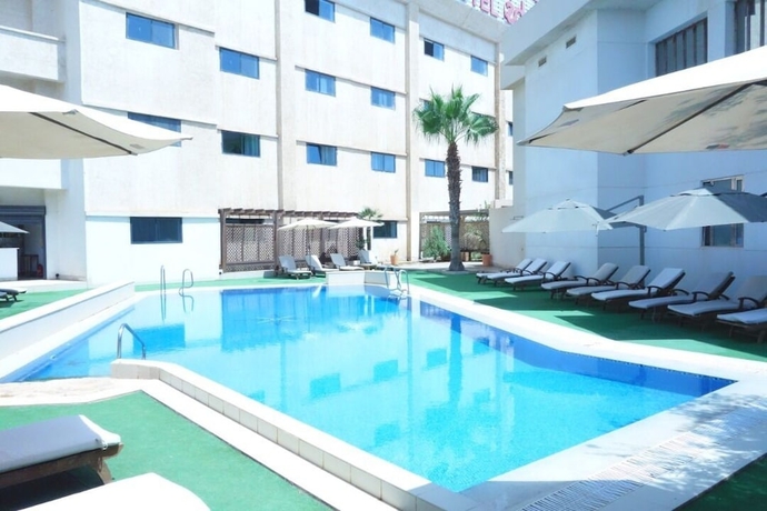 Imagen de la piscina del Hotel H&ocirc;tel Phoenix, Or&aacute;n. Foto 19