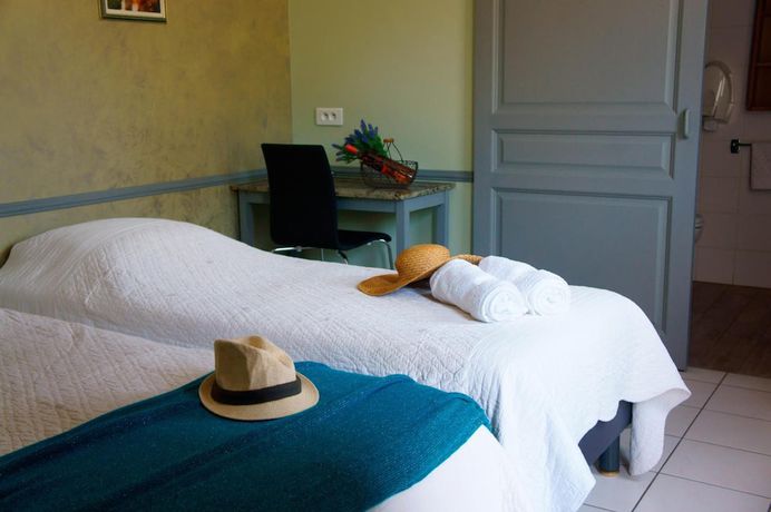 Imagen de la habitación del Hotel H&ocirc;tel R&eacute;sidence Les Peupliers. Foto 3