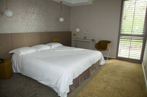 Imagen de la habitación del Hotel H&ocirc;tel Restaurant Du Ch&acirc;teau De La Tour. Foto 4