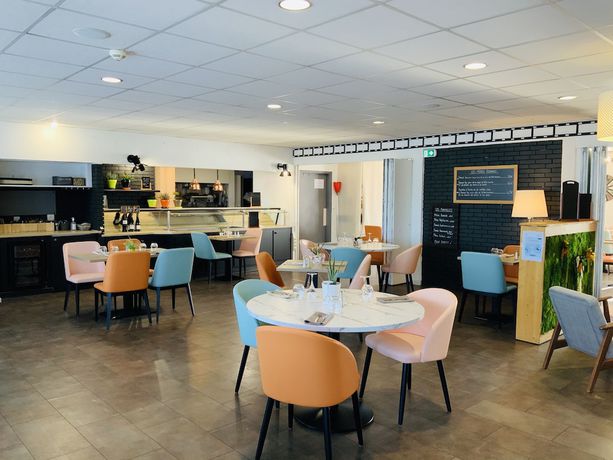 Imagen del bar/restaurante del Hotel H&ocirc;tel Restaurant L'Eskemm *** St Brieuc-Tr&eacute;gueux. Foto 4
